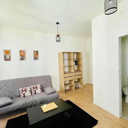 Charming 2-guest Near Ecusson شقة *